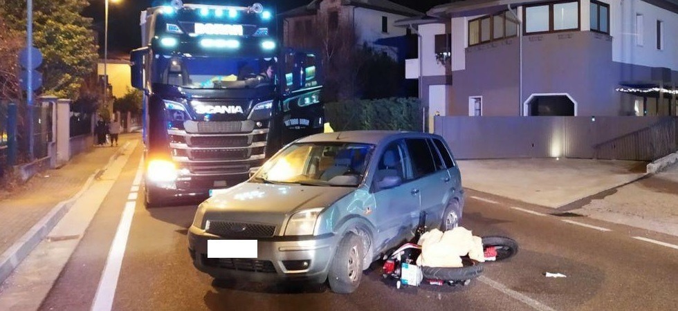 Esce dal parcheggio e centra una moto, grave incidente nel bellunese, un 18enne trasferito in ospedale